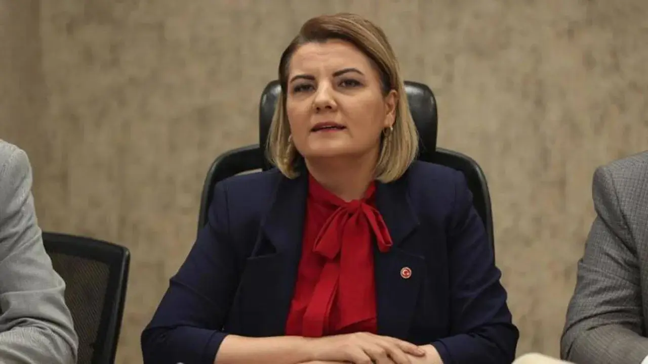 İzmit Belediye Başkanı Fatma Kaplan Hürriyet Görevden Uzaklaştırıldı